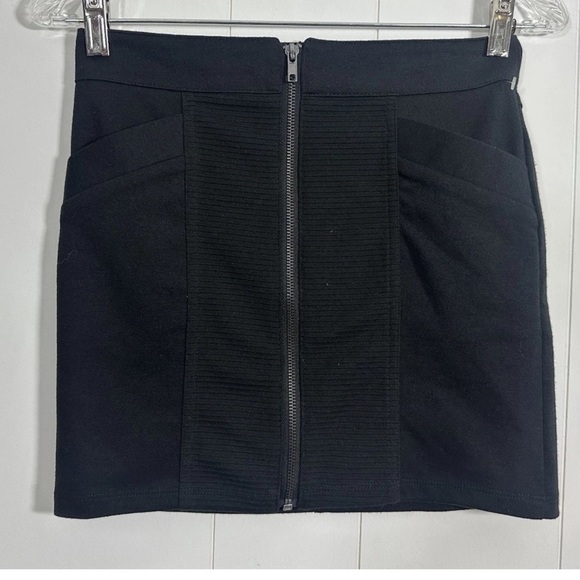 NEW Forever 21 Mini Skirt Womens Size Small Black Stretch Front Zip - Picture 1 of 6